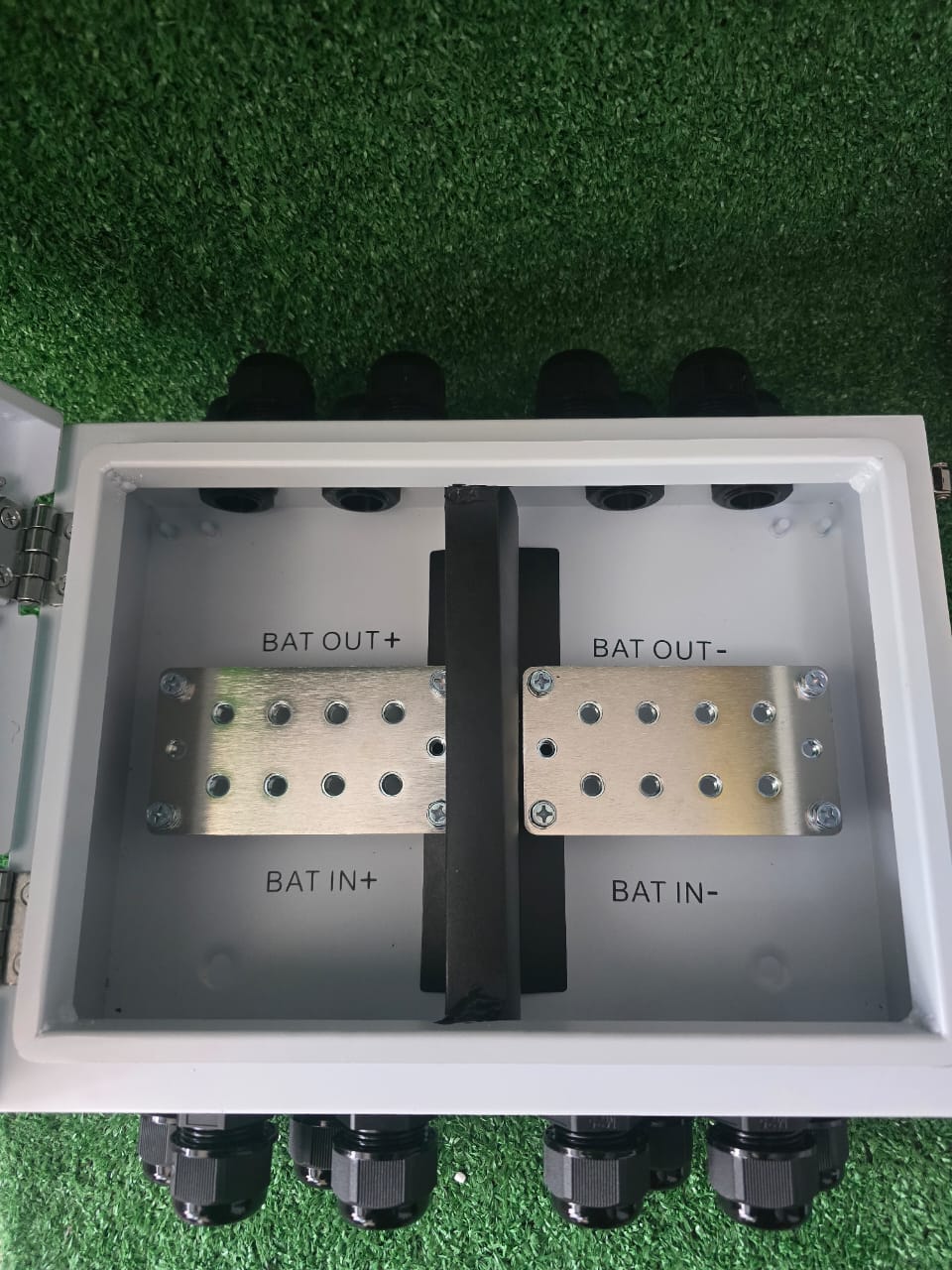 800A battery combiner box DC busbar